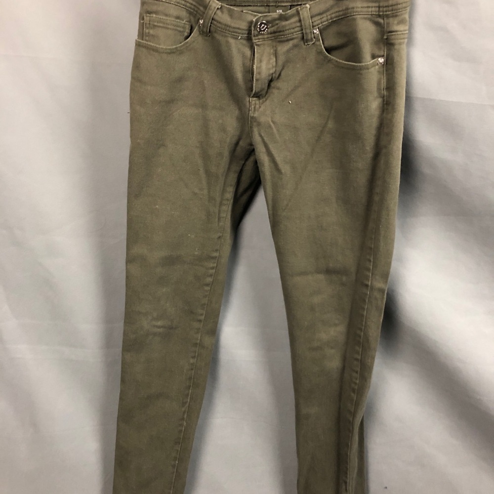 Army green fitted cropped pants